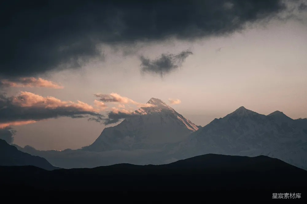 高清摄影 山中云雾缭绕的一景