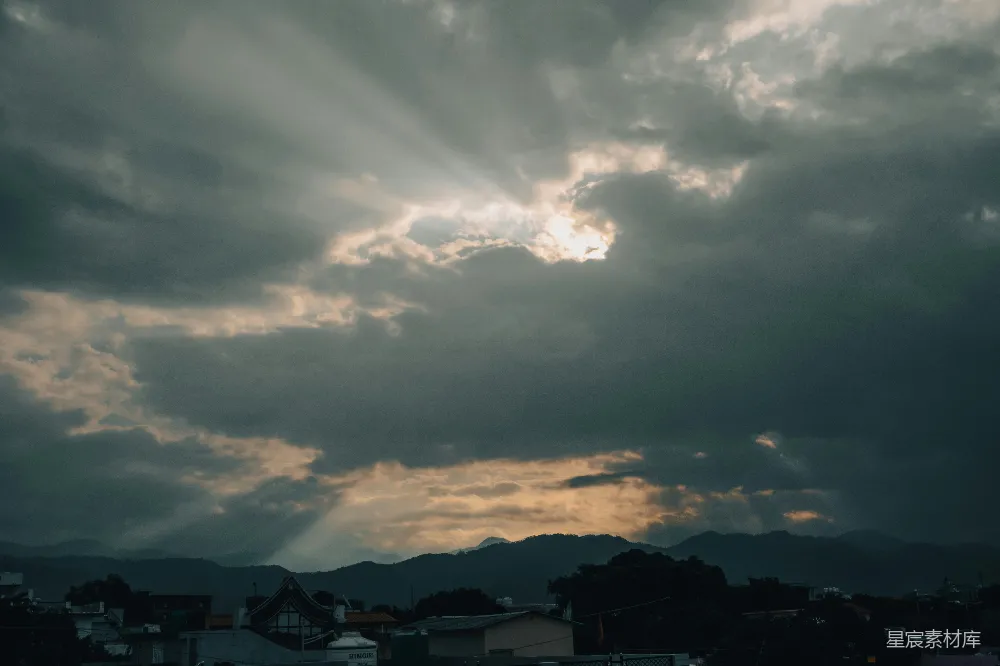 高清摄影 天空中阳光透过云层照射过来。