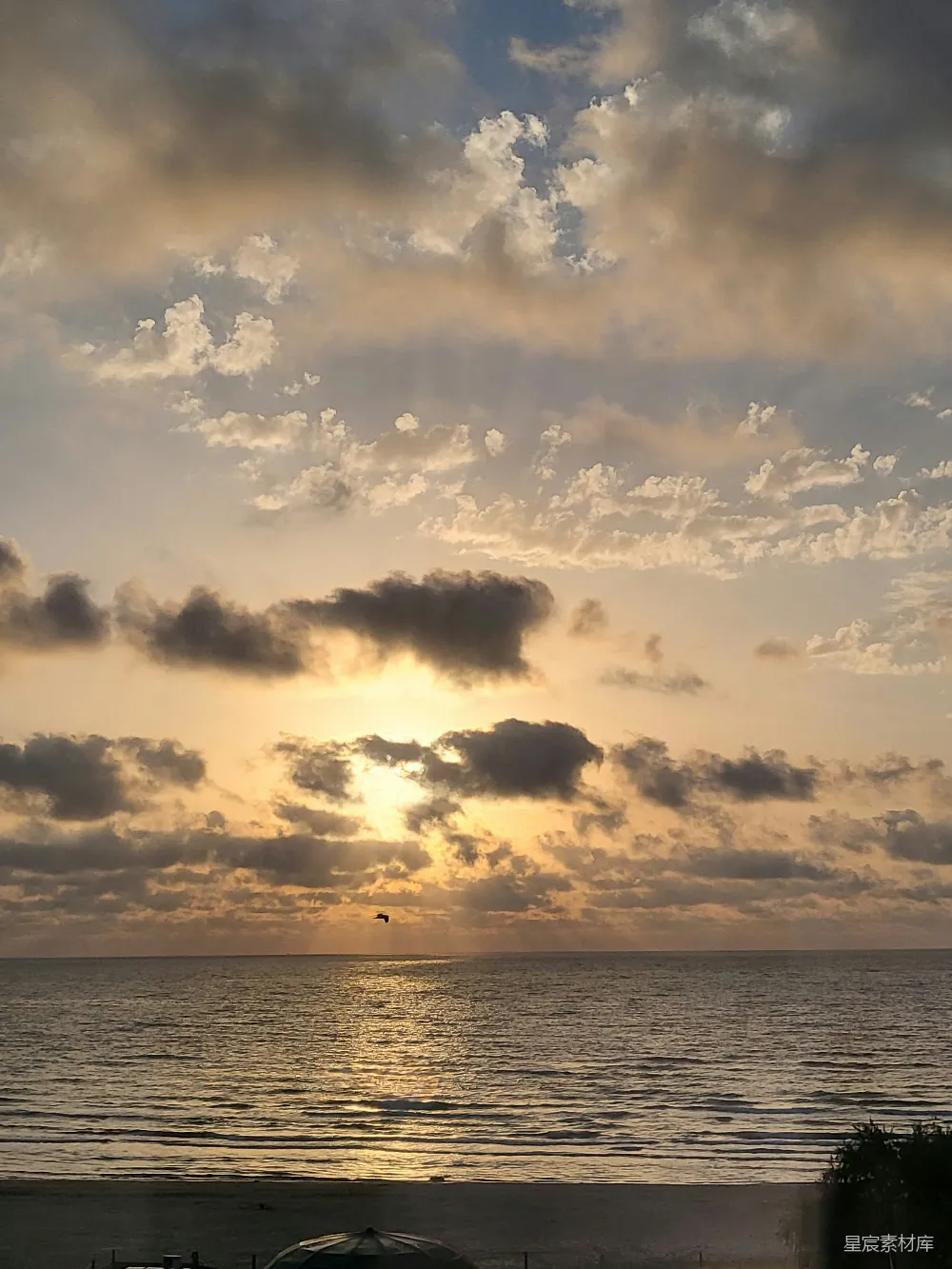 高清摄影 在阴天的这一天，太阳正在海面上落下。