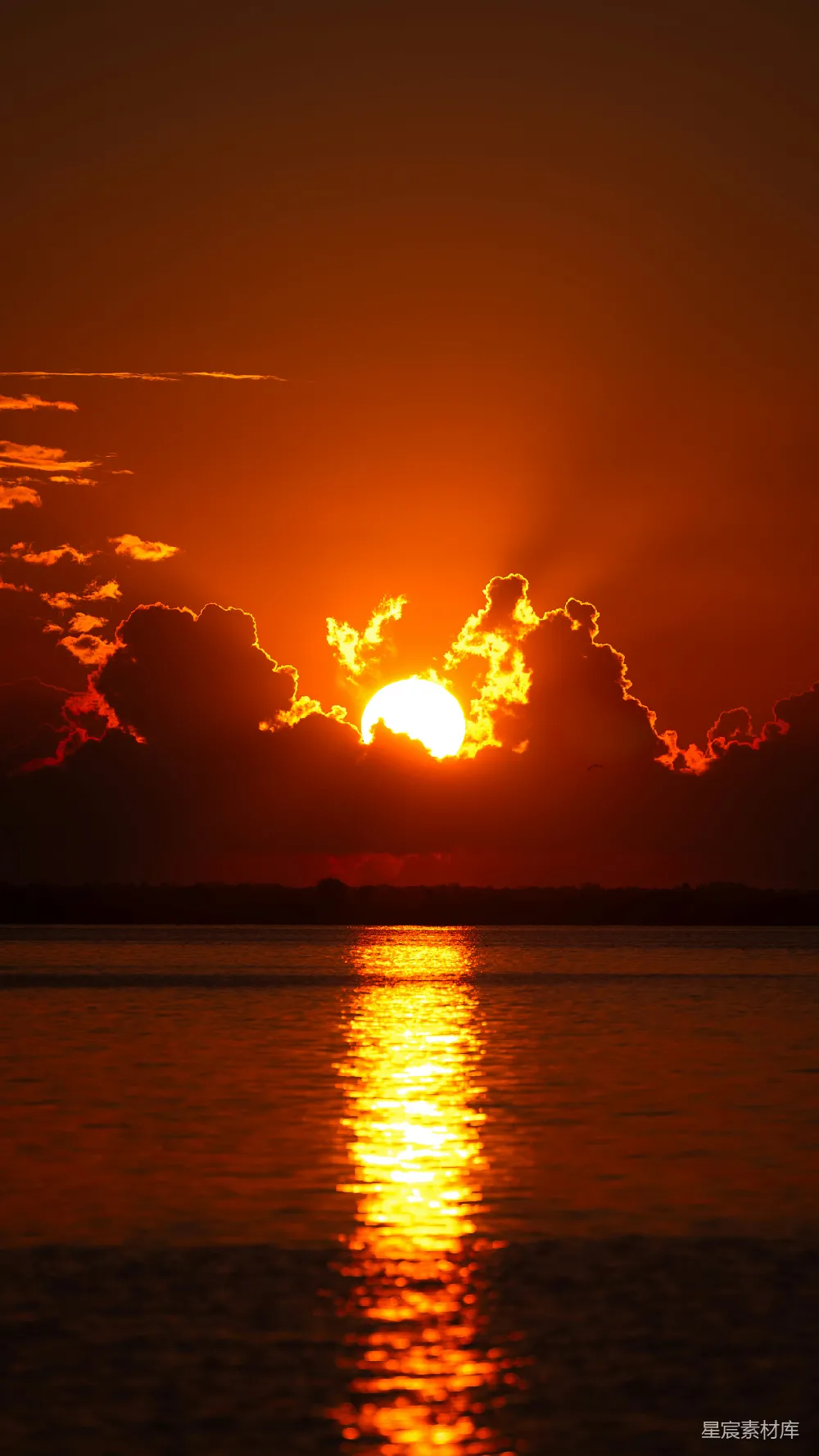 高清摄影 夕阳西下，落在一片水面上。