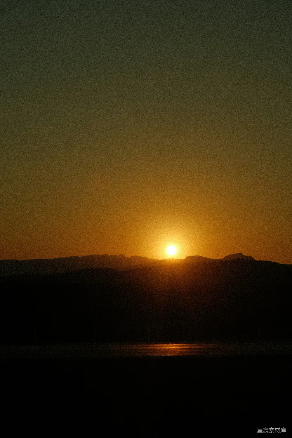 高清摄影 山峦之上夕阳西下