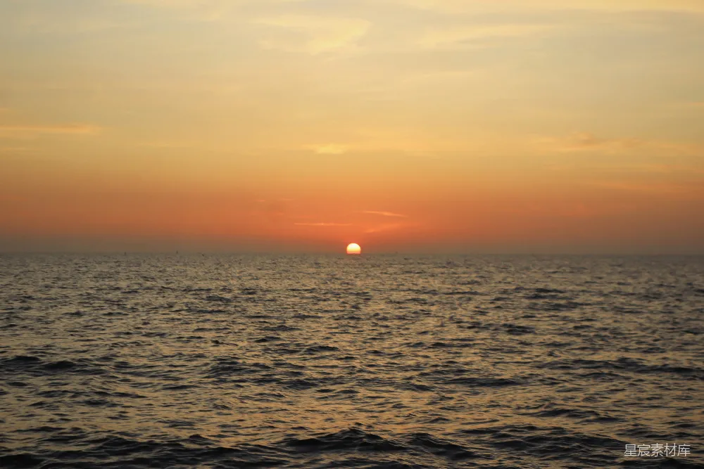 高清摄影  阴天里太阳正在海平面上落下