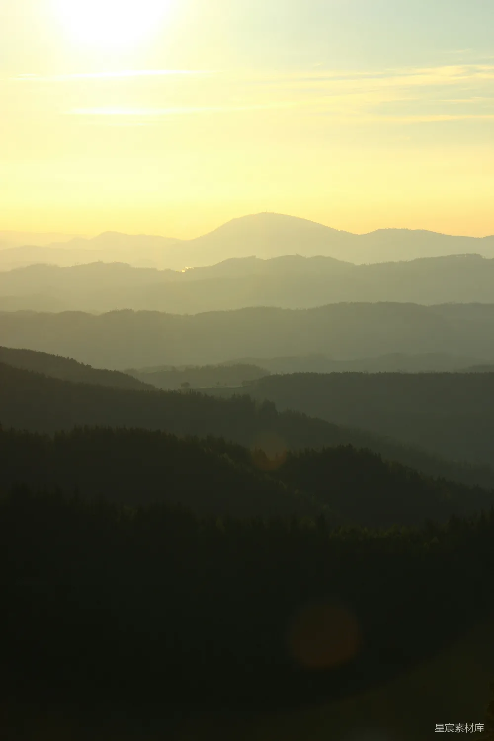 高清摄影 山间绿树夕阳时