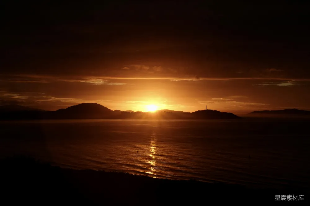 高清摄影 夕阳下的山影
