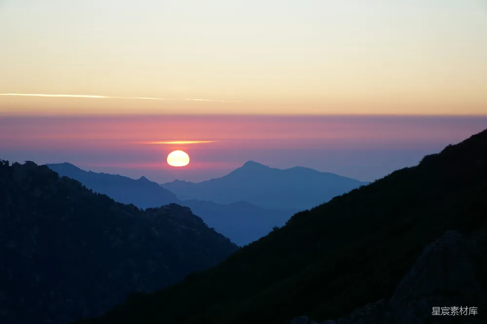 高清摄影 夕阳下的山影