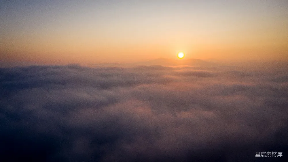 高清摄影 夕阳映照在云层之上