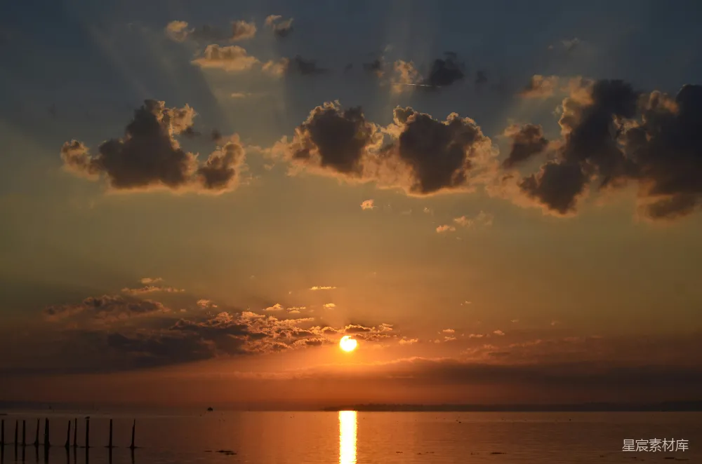 高清摄影 云遮夕阳下的水面