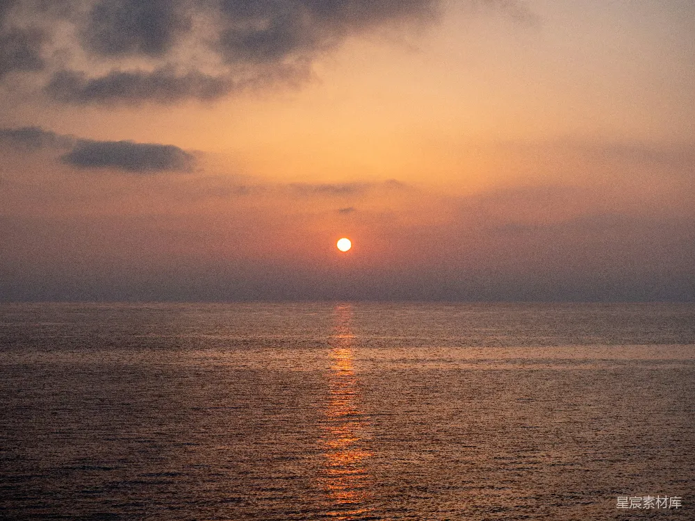 高清摄影 在阴天的这一天，太阳正在海平面上落下。