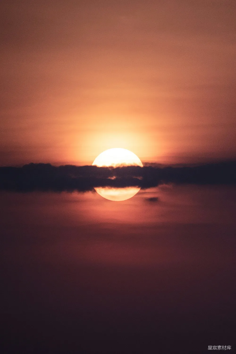 高清摄影 水面的天边正落下夕阳