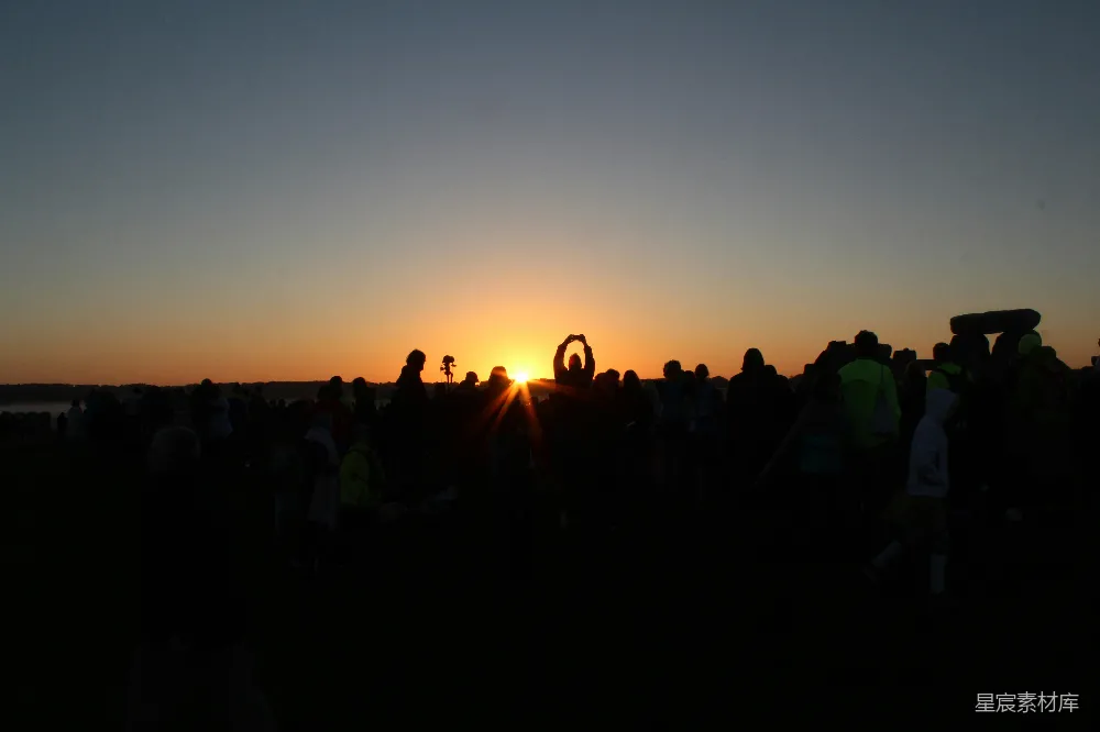 高清摄影 人们在夕阳下站在田地上