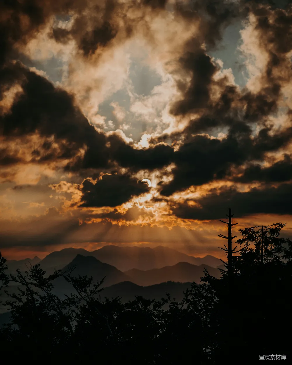 高清摄影 云下的山峦