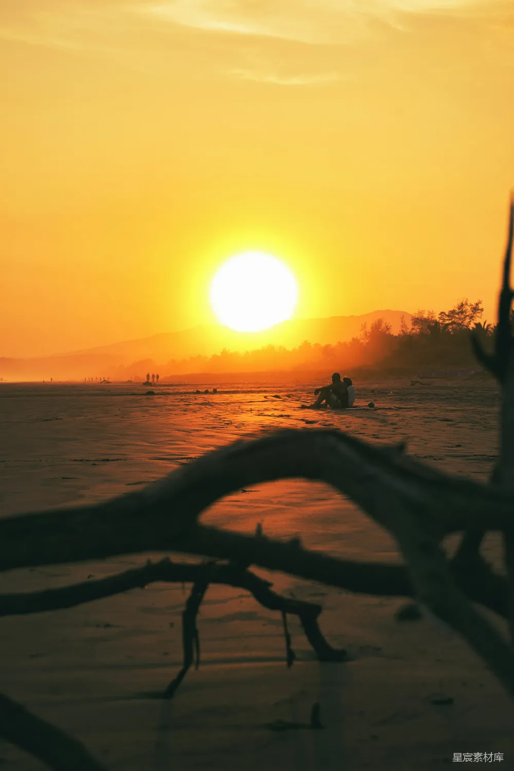 高清摄影 海滩上的水面正落下夕阳。