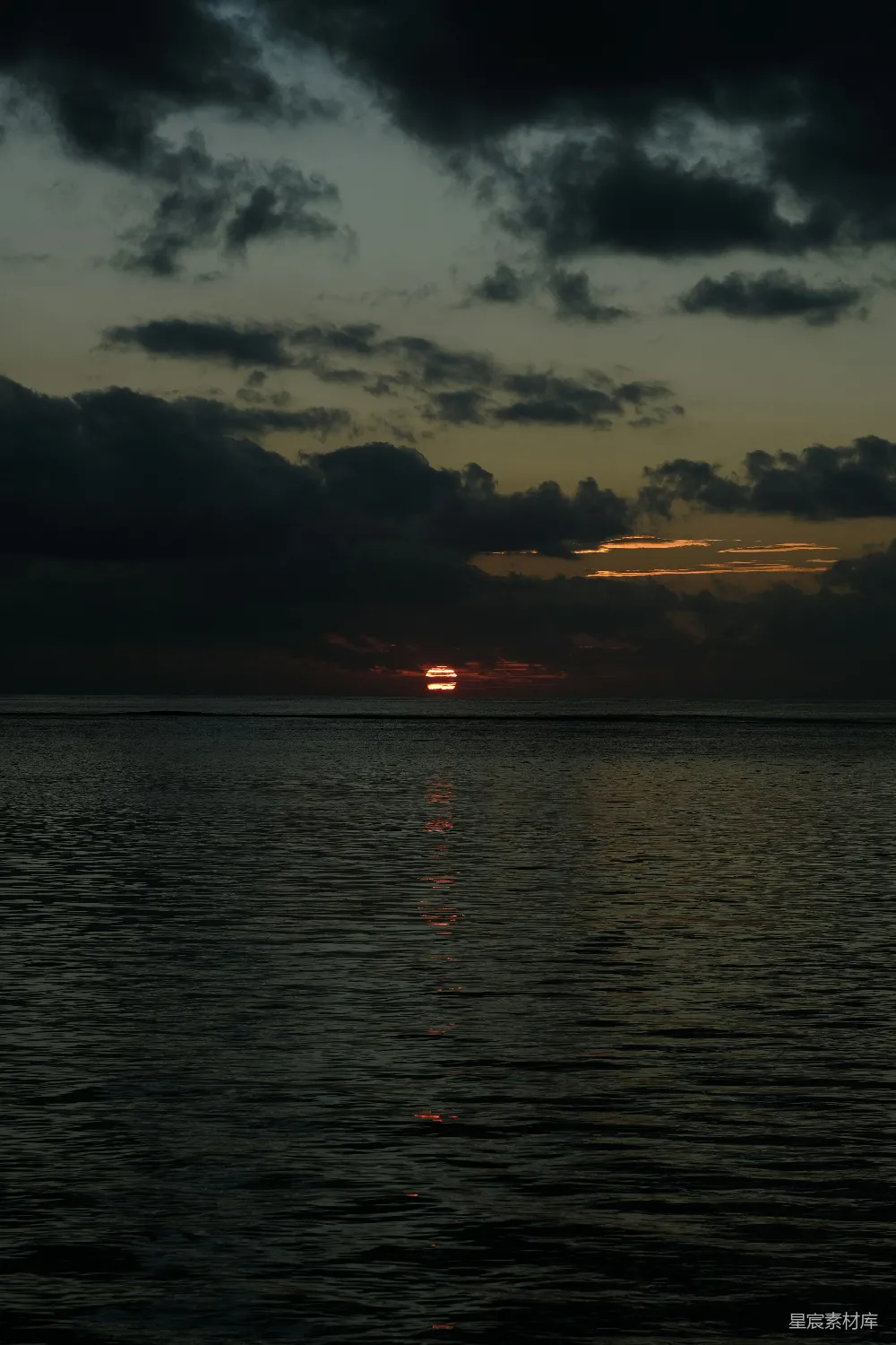 高清摄影 云遮夕阳下的水面