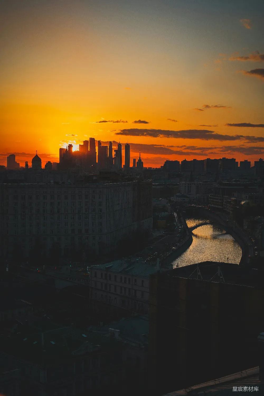 高清摄影 夕阳西下，一座城中有条河贯穿其中。