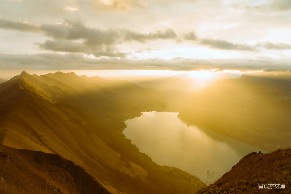 高清摄影 山间有一湖的风景