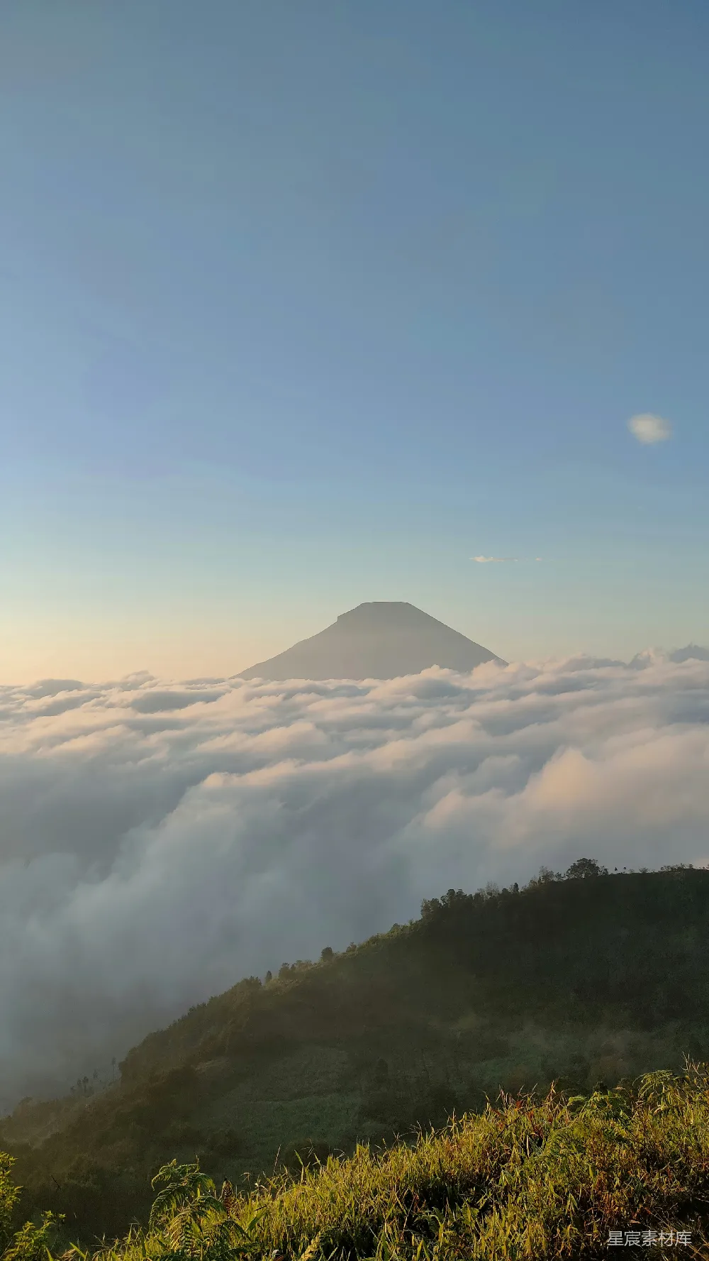 高清摄影 云雾覆盖中的山景