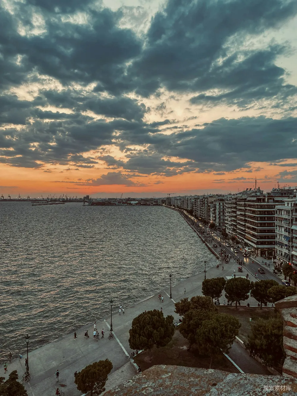 高清摄影 夕阳下的海滩与水面美景