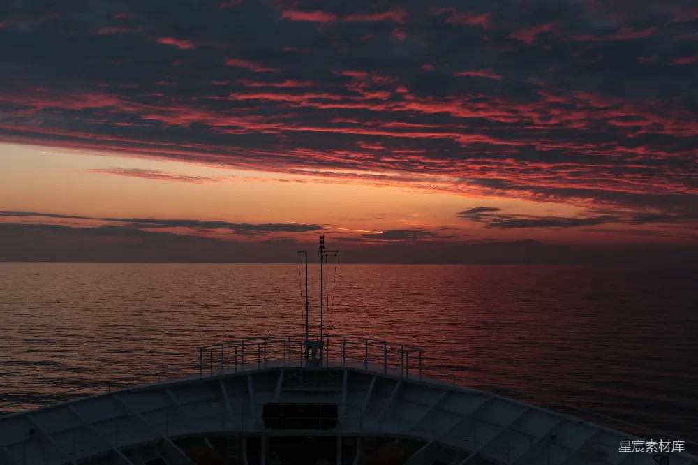 高清摄影 夕阳下的平静海面，蓝天如洗。