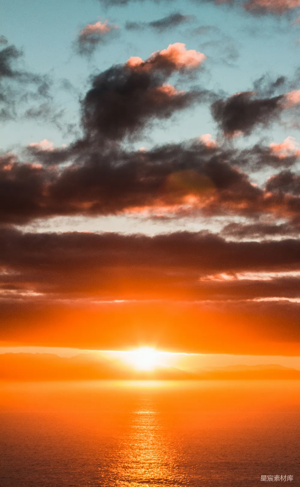 高清摄影 夕阳下的云和蓝天
