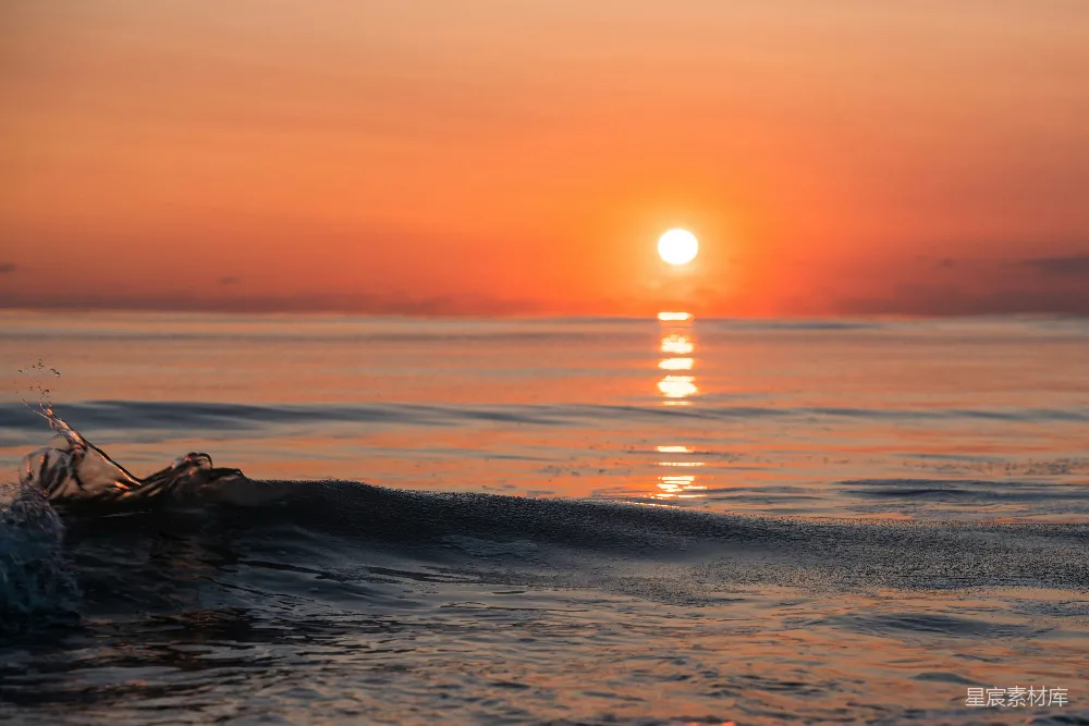 高清摄影 夕阳西下，海面上一艘小船。