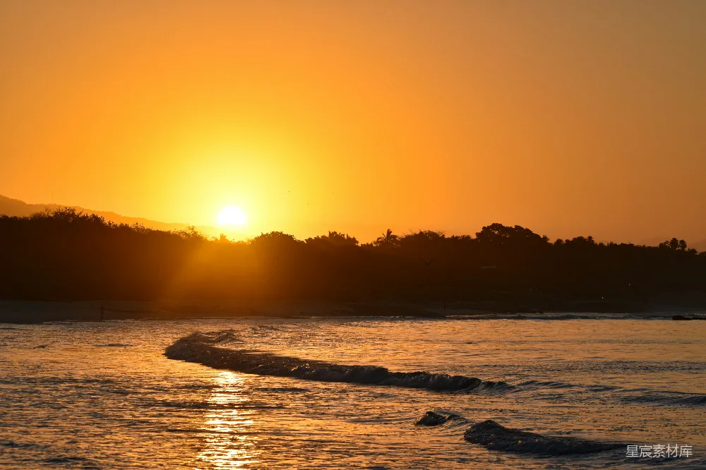 高清摄影 夕阳西下，海面上停着一条船。