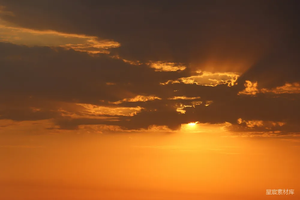 高清摄影 水面的天边，夕阳西下