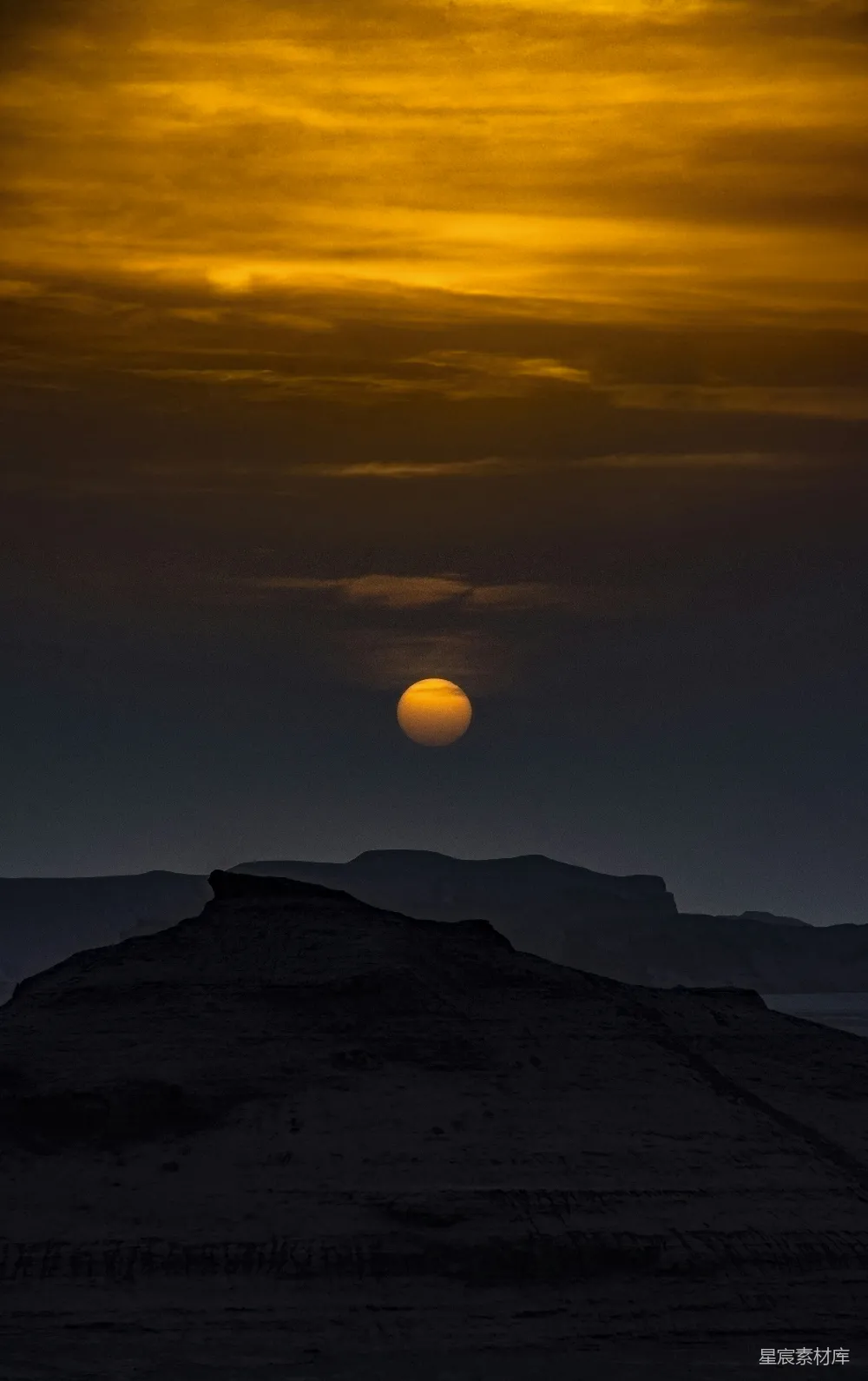 高清摄影 夕阳下的山影