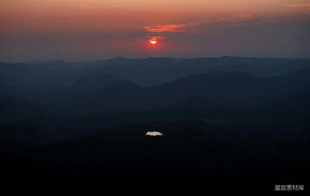 高清摄影 山峦之上，夕阳西下