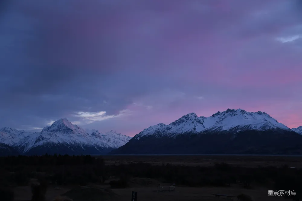 高清摄影 背景中有粉色天空的一座山脉