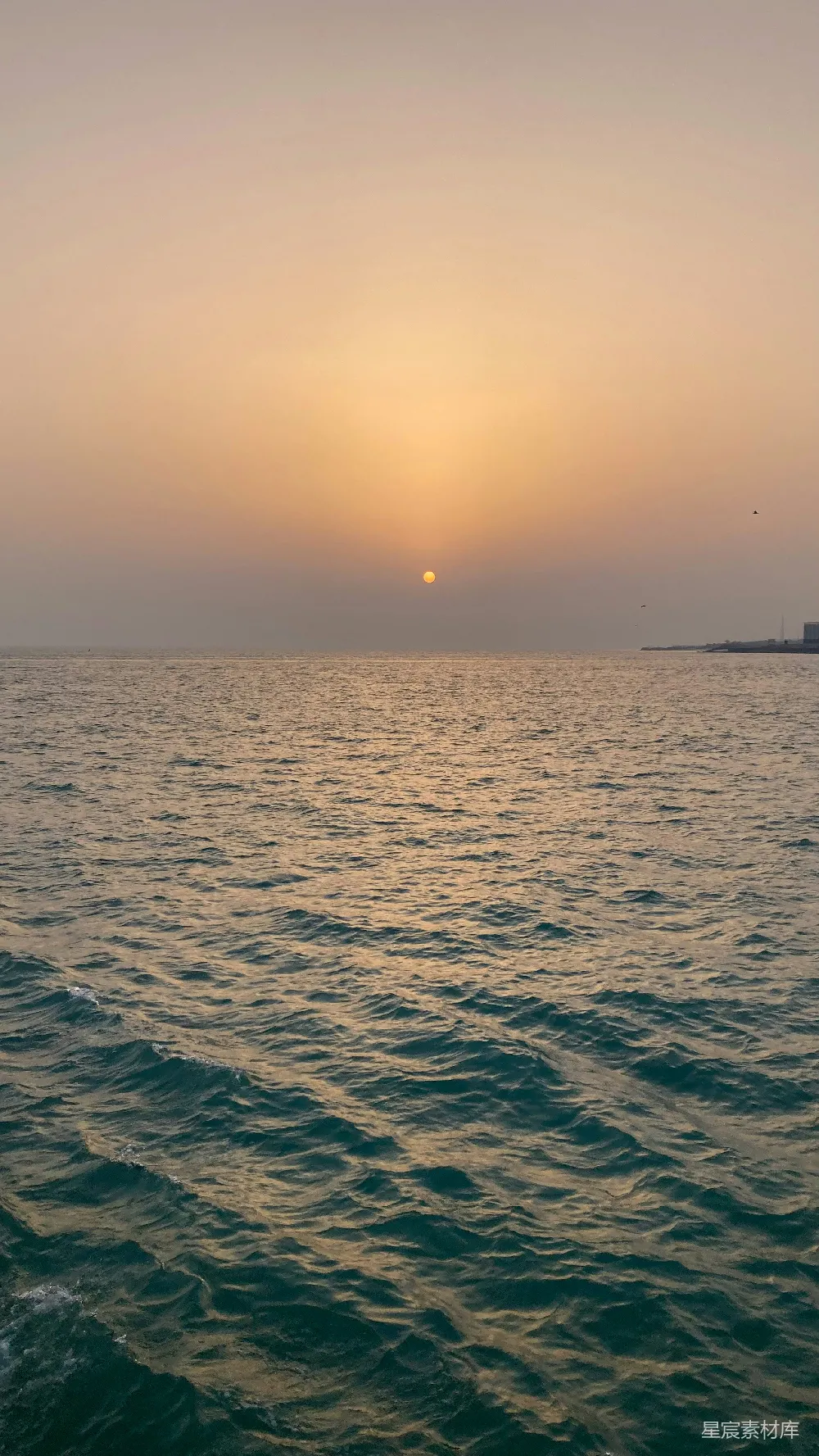 高清摄影 一幅夕阳映照的水面美景图