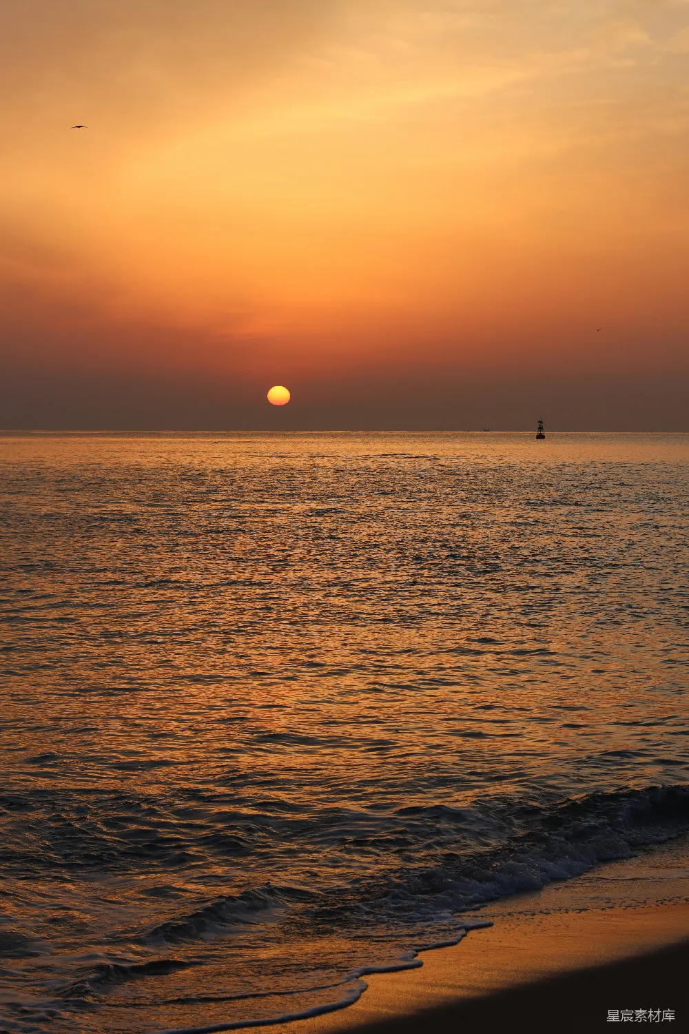 高清摄影 夕阳西下，海天一色，远处有一艘船只。