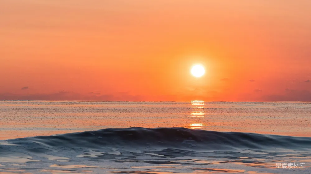 高清摄影 夕阳西下，海面上有一道波纹在 foreground。