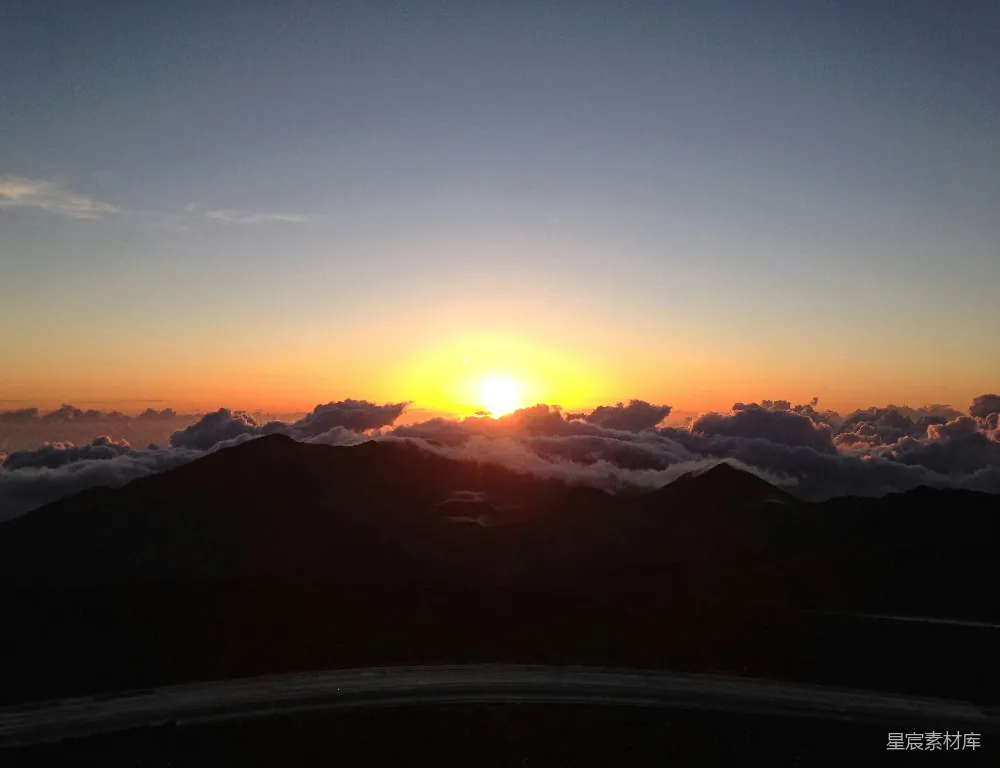 高清摄影 山峦之上的一抹夕阳