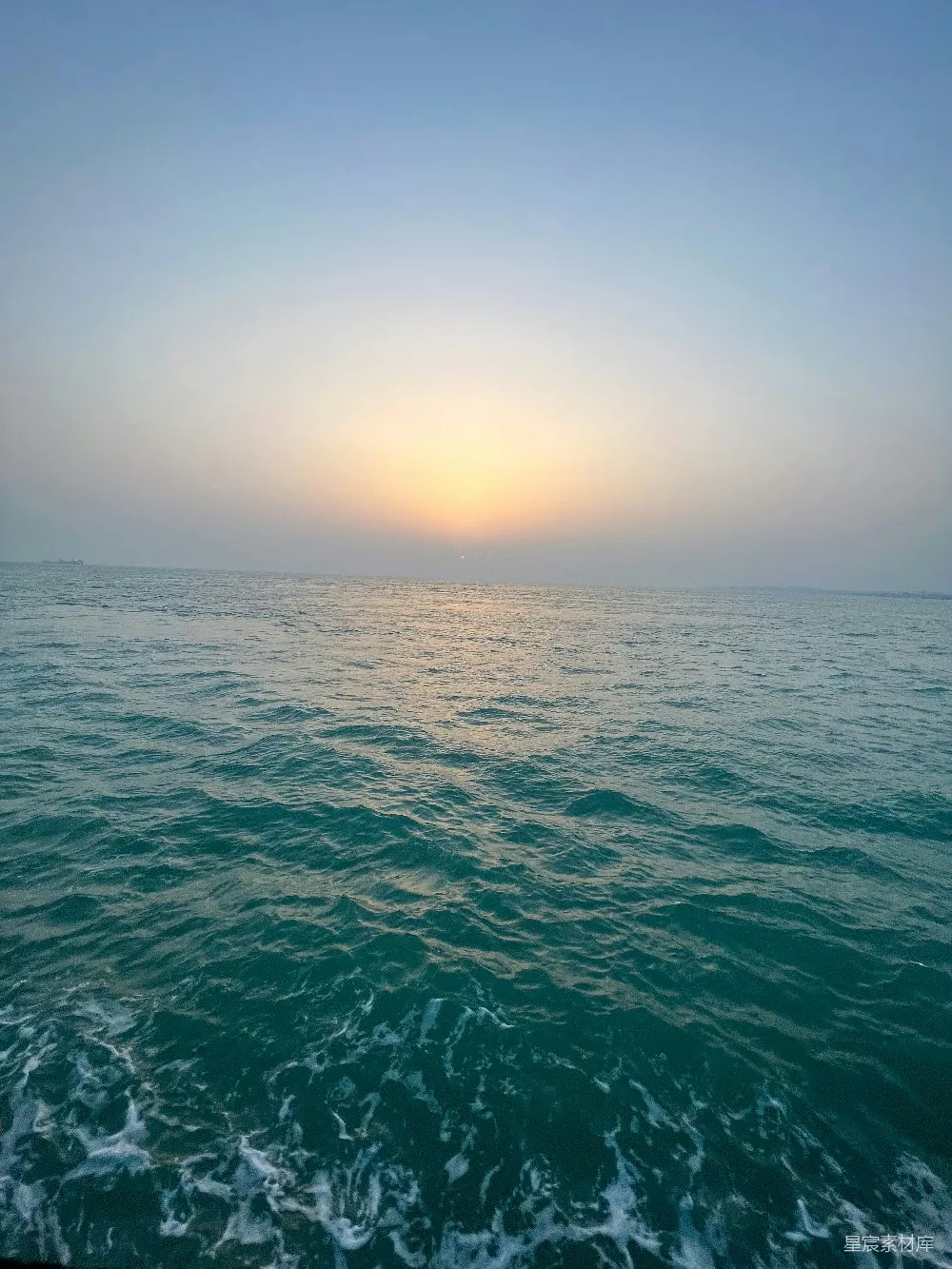 高清摄影 一片有波浪的水域