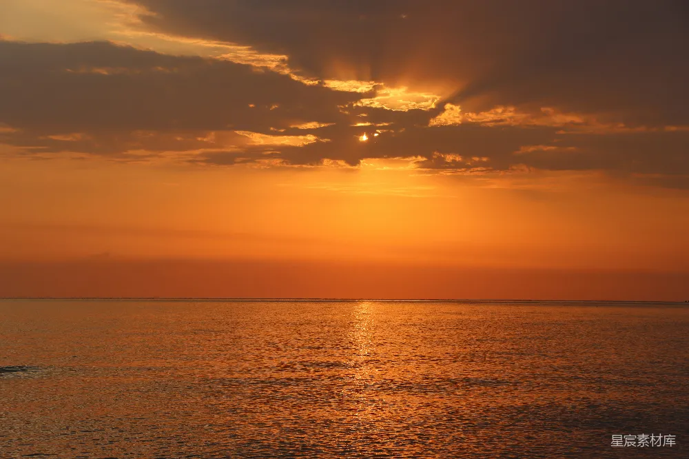 高清摄影 夕阳西下，海面上有一艘船。