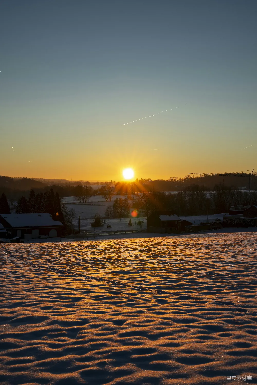 高清摄影 夕阳落下一片雪地之中