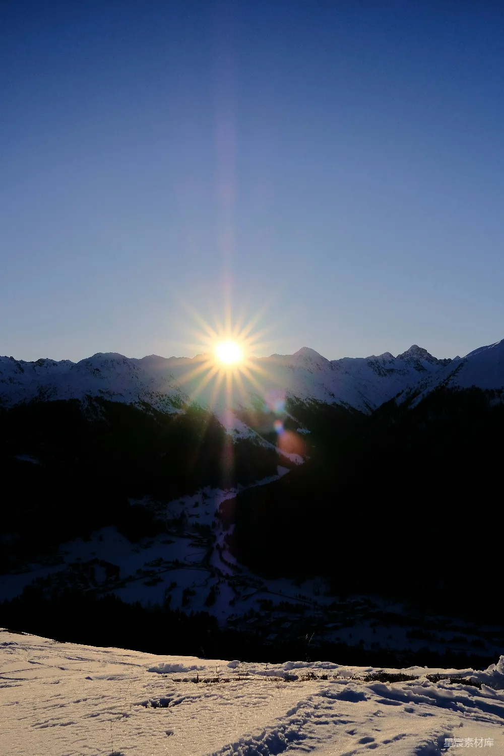 高清摄影 阳光照耀在一片雪山上。