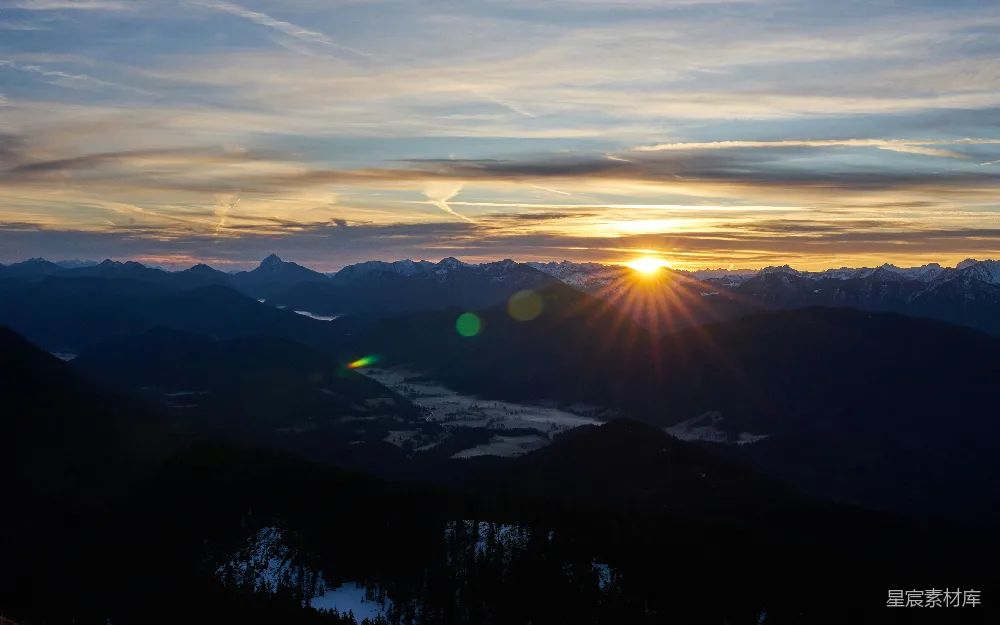 高清摄影 山峦之上，夕阳西下