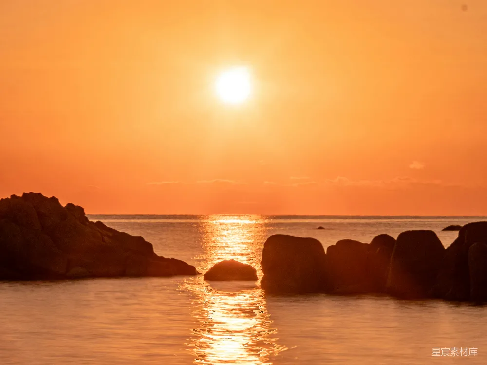 高清摄影 夕阳落下在一片水域之上