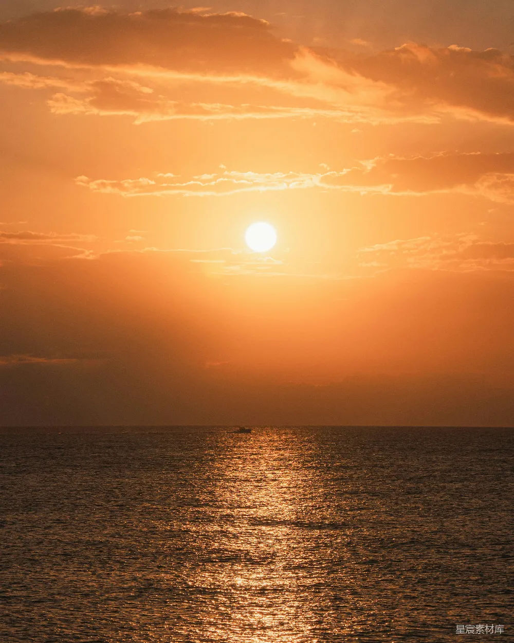 高清摄影 金色的夕阳映照在海边，一艘小船。