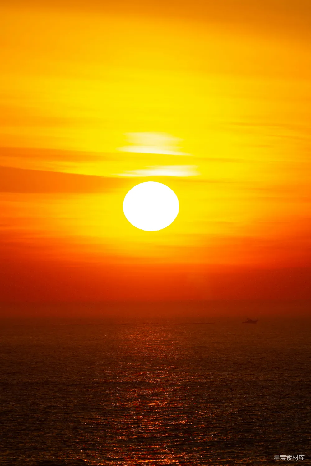 高清摄影 明亮的太阳 Setting 在 深沉的大 海水面 上方