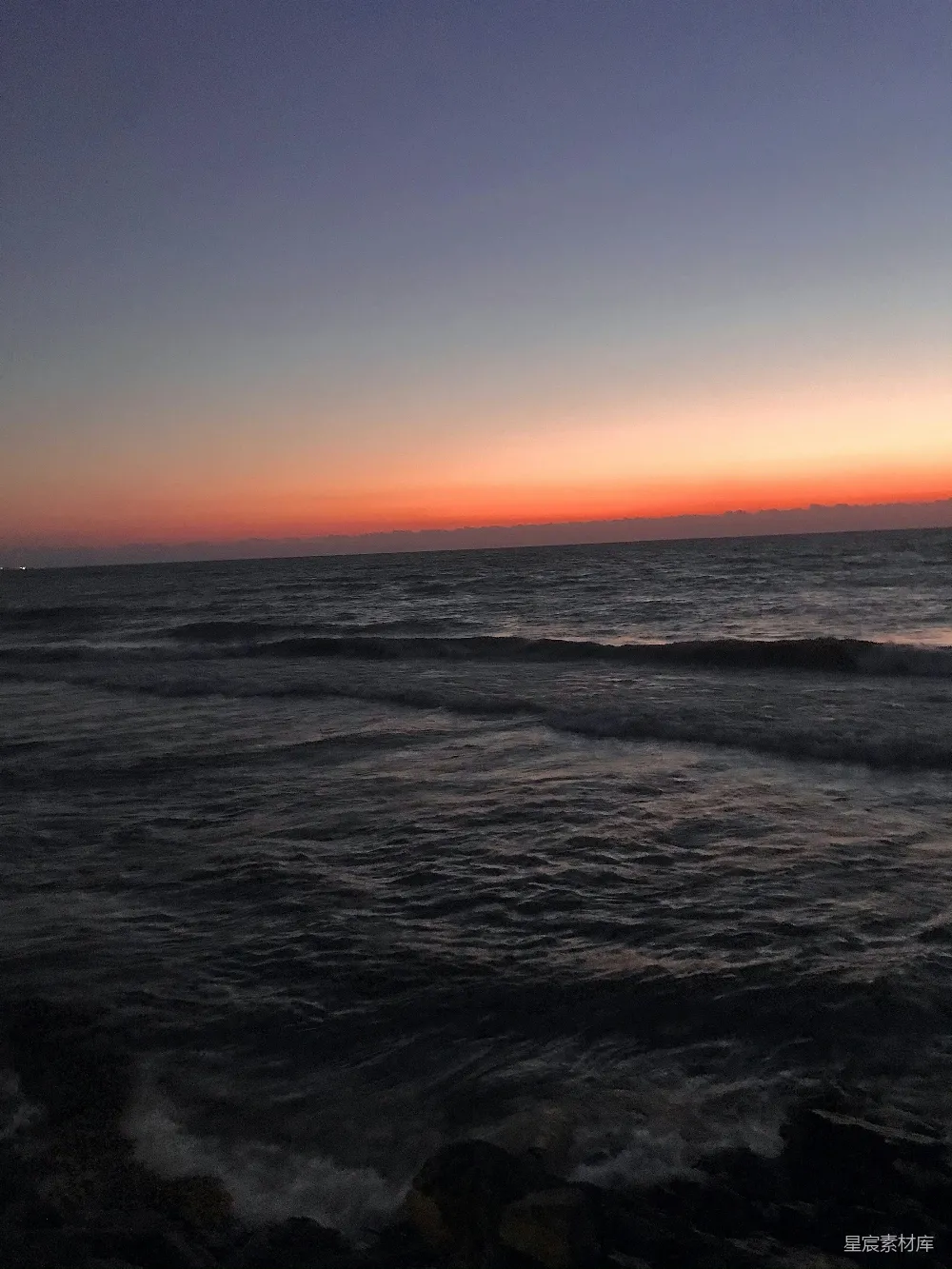 高清摄影 夕阳西下，海面波澜不惊。
