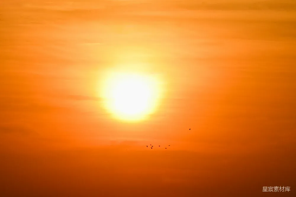 高清摄影 夕阳西下，映照着海面。
