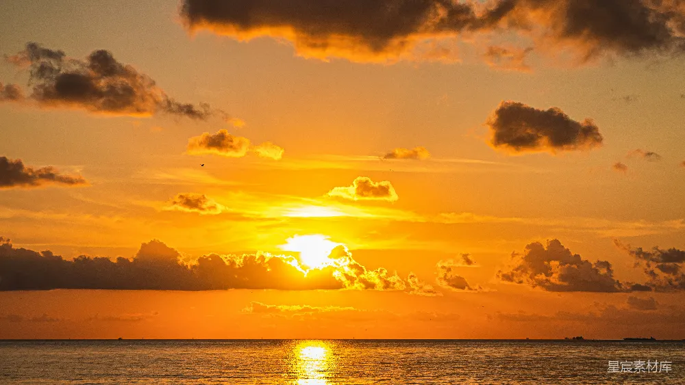 高清摄影 阴天里太阳正在海平面上落下。