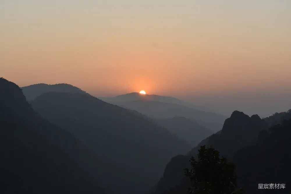 高清摄影 远处的山峦正落下夕阳