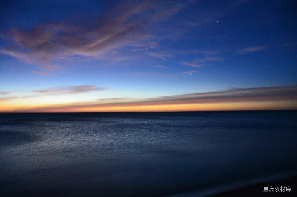 高清摄影 夕阳下的海景从海滩上看