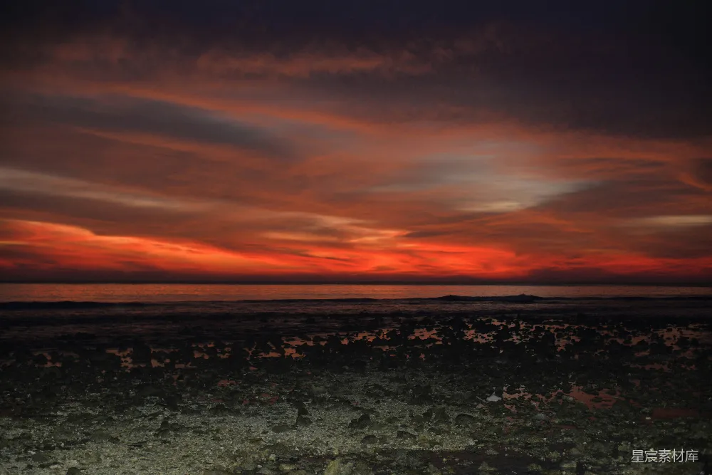 高清摄影 海边上红橙相间的夕阳