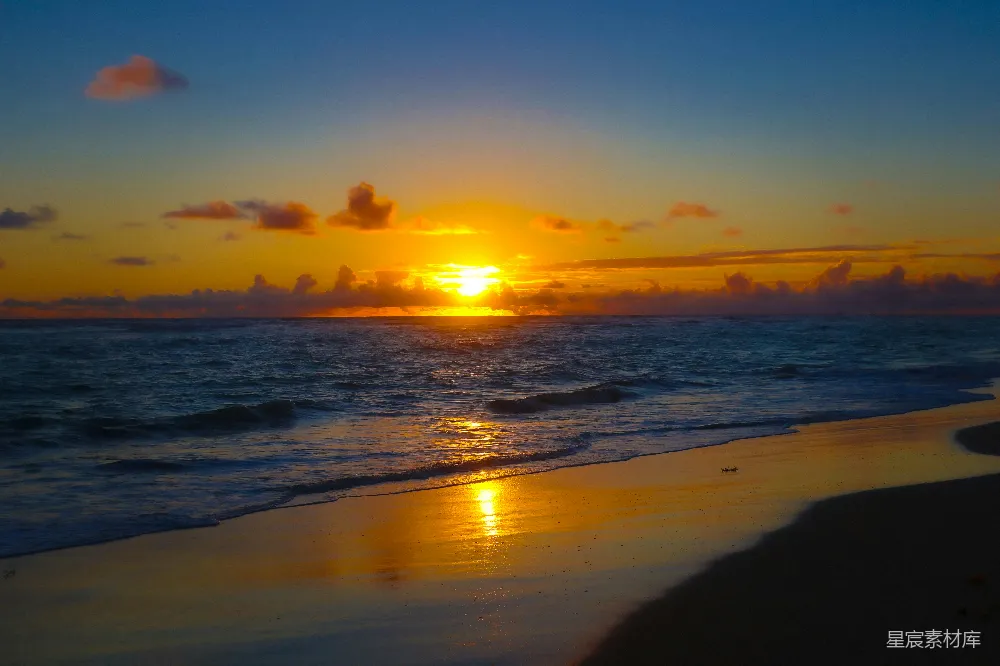 高清摄影 夕阳落下海面。