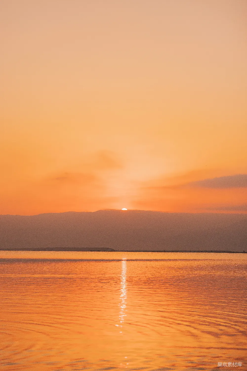 高清摄影  背景中有夕阳的大片水域