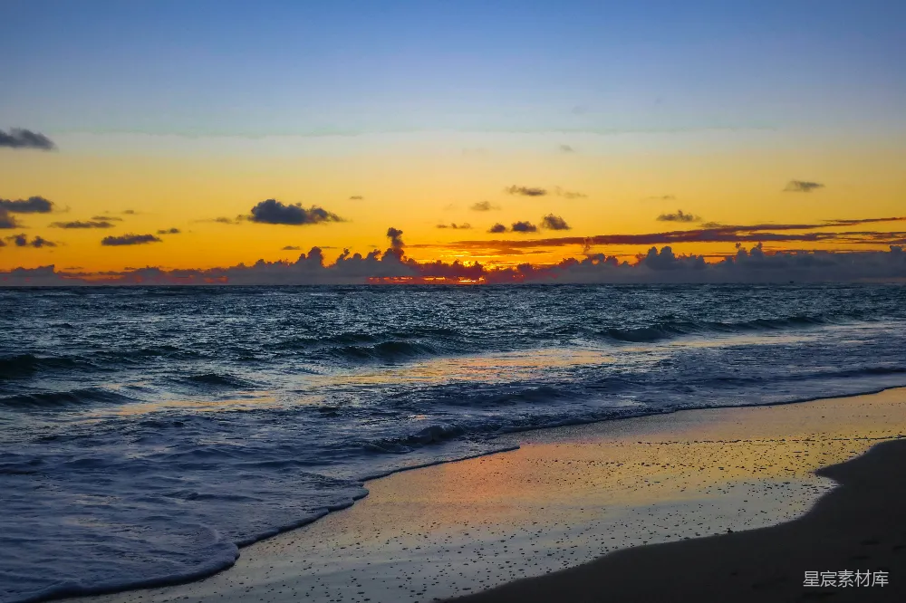 高清摄影 夕阳映照在海浪上。
